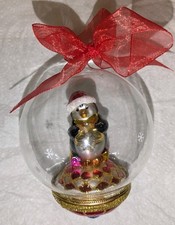 LOVELY VINTAGE THOMAS PACCONI HAND BLOWN GLASS IN GLASS CHRISTMAS BAUBLE PENGUIN