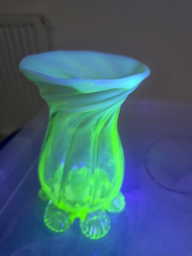 Stourbridge uranium vase - stourbridge,
