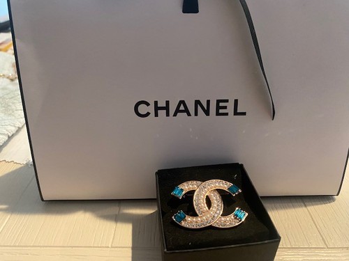 Chanel brooch with two free - with,