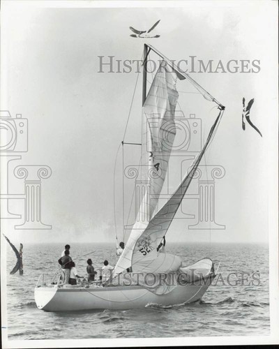 1972 press photo crew members - press,