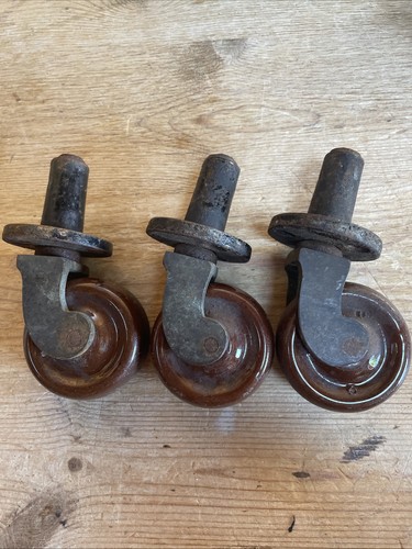 Reclaimed castors porcelain - castors.,