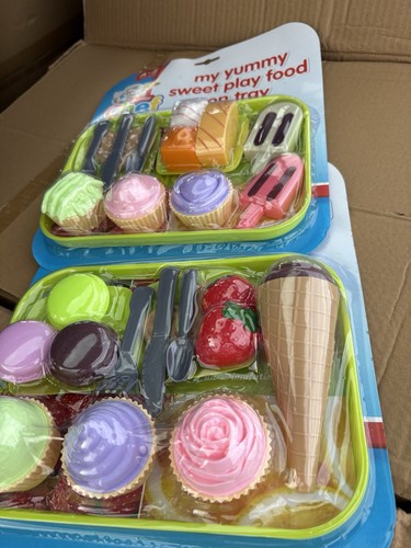 Play food on trays - x,