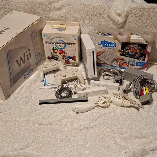 Nintendo wii bundle - wii, remotes