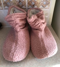 Long Bay Ladies Fuzzy Curly Fur Warm Boots Slippers, Pink - Size 9/10 BNWT