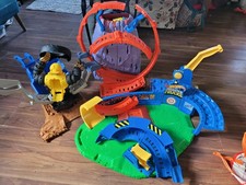 Hot wheels monster trucks arena T-rex volcano playset crushzilla takedown 