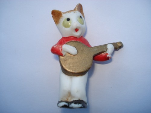 C1920s cat playing guitar - playing,
