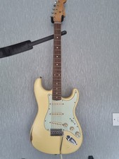 Fender Road Worn FSR 60s Strat PF in Vintage White with American Vintage 59 Pick