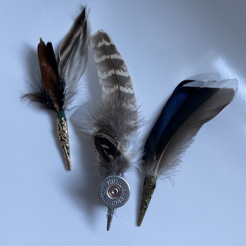 Three feather brooches - ., hand