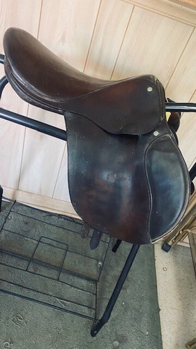 Crosby saddle close contact - close,