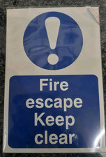 Fire escape keep clear (0158)