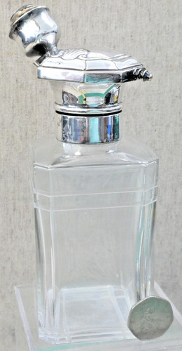 Large empty eau toilette - empty, de