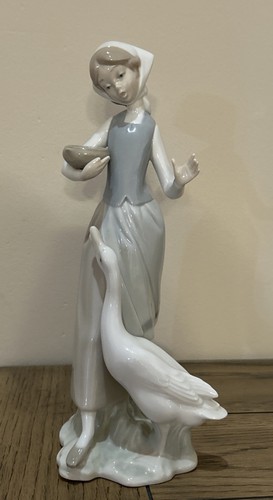 Lladro 1052 girl feeding - #1052,