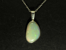 White solid 3.8ct opal pendant