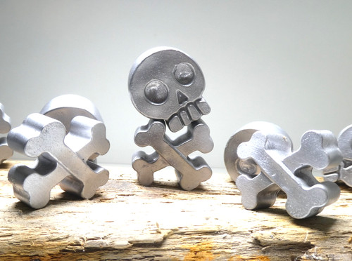 Skull crossbones memento - &,
