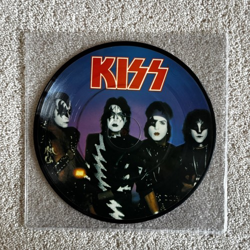 Kiss world without heroes - -, a