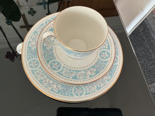 Royal doulton hampton court - doulton,