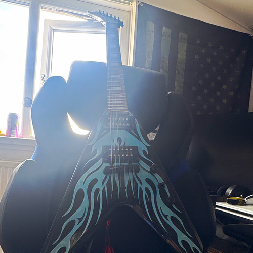 Westcreek electric guitar - v,