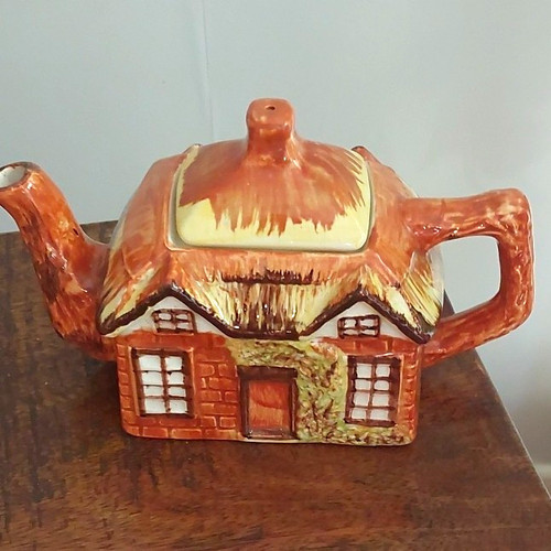 Cottage house novelty ceramic - cottage,