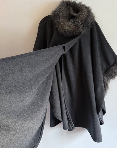 Grey faux fur trim - m&,