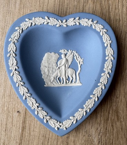 Wedgwood blue white - &,
