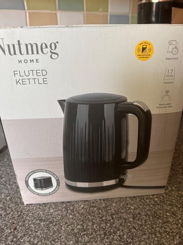 Nutmeg fluted kettle l - 1.7,