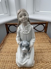 NAO by LLADRO  KNEELING GIRL