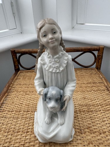 Nao lladro kneeling girl - kneeling,