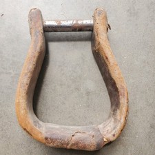 VTG WOODEN WESTERN STIRRUP WITH METAL BANDING & LEATHER FOOTING One Stirrup Tack