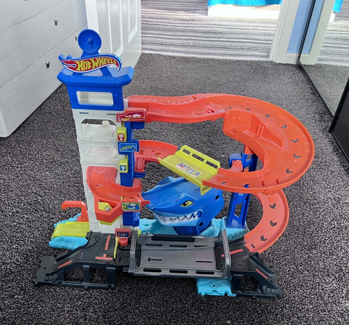 Hot wheels city shark themed - hot,