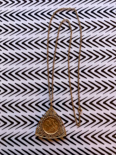9ct gold necklace with full - with, a