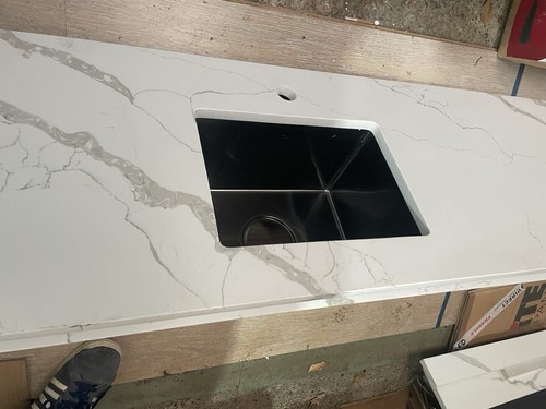 White quartz worktop - white,