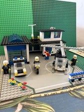 LEGO Town 6384 Police Station