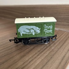 HORNBY R216A PRIME PORK 12 TON CLOSED VAN  OO GAUGE #9 
