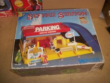 VINTAGE WADER SERVICE STATION
