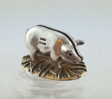VINTAGE SILVER PIG PLACE NAME MENU CARD HOLDER LONDON 1988 BY C & C COOKE 13.2g