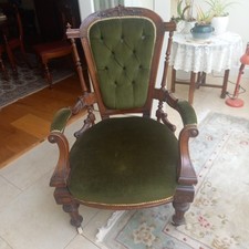 VICTORIAN WALNUT BUTTON BACK ARM CHAIR