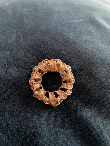 Vintage gold tone wreath - wreath, scarf