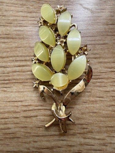 Vintage brooch gold tone - in,