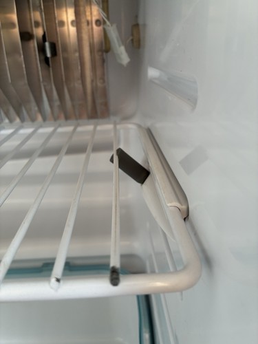 Shelf securing clip - shelf,
