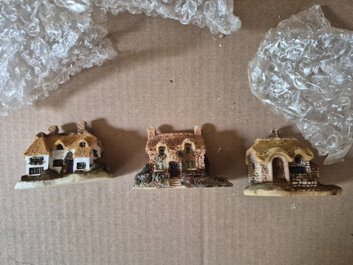 Set thatched cottages - 3,