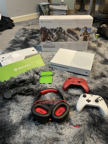 Xbox series one - s, 2