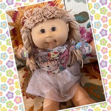 Cute Cabbage Patch Kids Girl Doll Play Along Sandy Blonde Yarn hair Brown Eyes