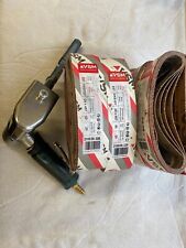 DYNABRADE AIR BELT INDUSTRIAL SANDER MODEL 15300 SFPM 4550 USED PLUS 100 BELTS