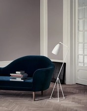 GUBI Grashoppa white floor