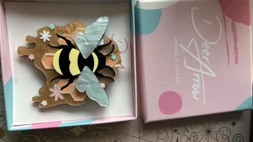 Deer arrow bee brooch - bee,