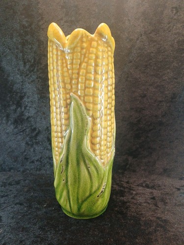 Corn the cob shaped vase - on,