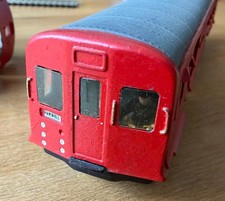 DISTRICT LINE Q STOCK TUBE TRAIN FROM 1938  HEAVY METAL DIECAST NEEDS TETTLING