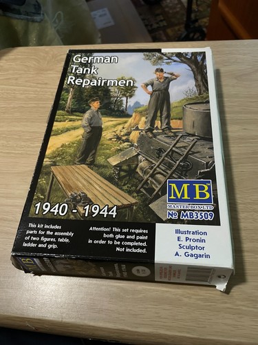 Unassembled model figures - unassembled,