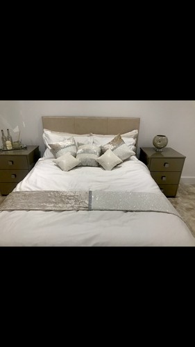 Bed runner and cushions - , set