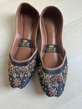 Women’s Black Flower Khussa